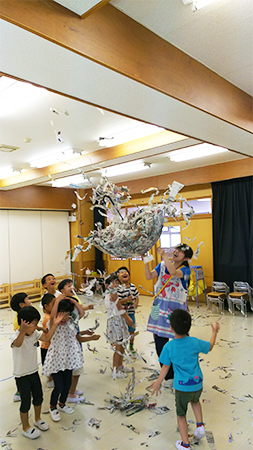 今日はお天気が悪いから　お部屋で思いっきり新聞紙遊び！