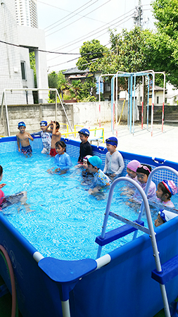 夏休みにはプールも入るよ！