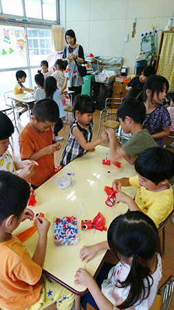 「金魚のモビール作り」作品を飾ると涼しげに泳いでいました♪