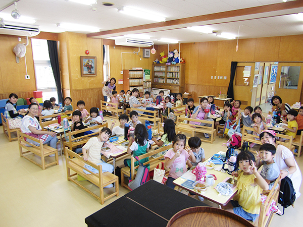 ある1日の昼食風景「みんな揃ってハイポーズ！！」