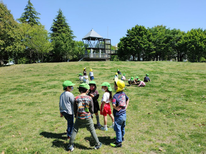 西の原公園まで年長組散歩をしました。シロツメクサ摘みやおにごっこ楽しんでます。