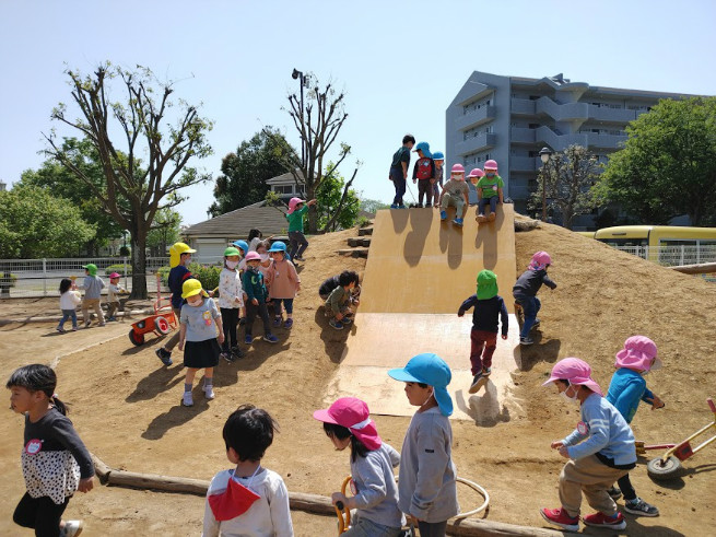 築山も年少組も興味津々、どう登ろうかな？