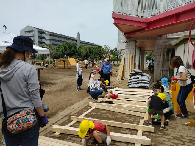 防腐剤塗りを行っています。木が腐らない様長持ちするための大事な作業です。