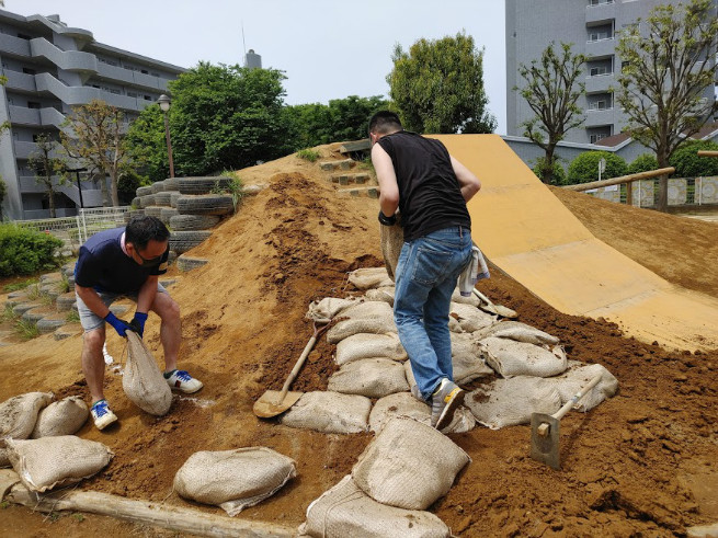 築山に土嚢袋を積み重ねていきます。土の流出を防ぐためです。