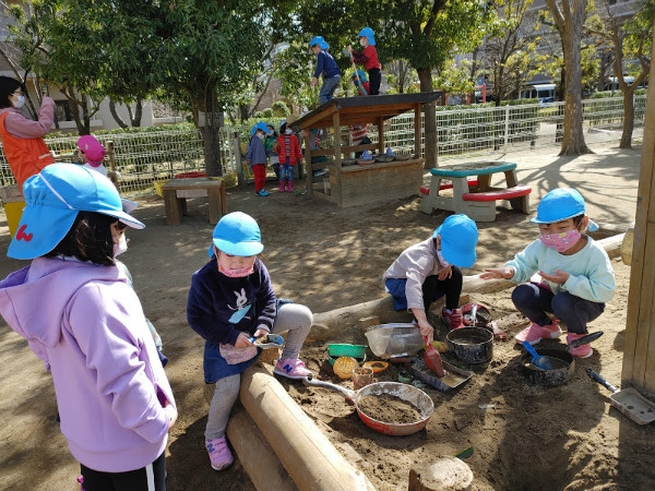 年少組　料理作り楽しんでます