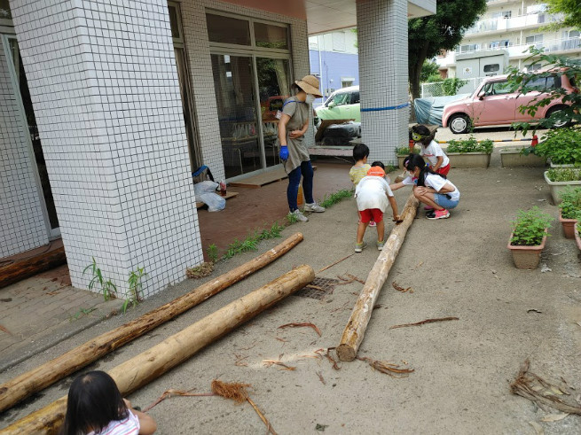 防腐剤塗、皮むき子どもも慣れてきたようです。