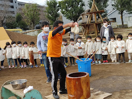 少し柔らかくなった餅これから年長組がつきます