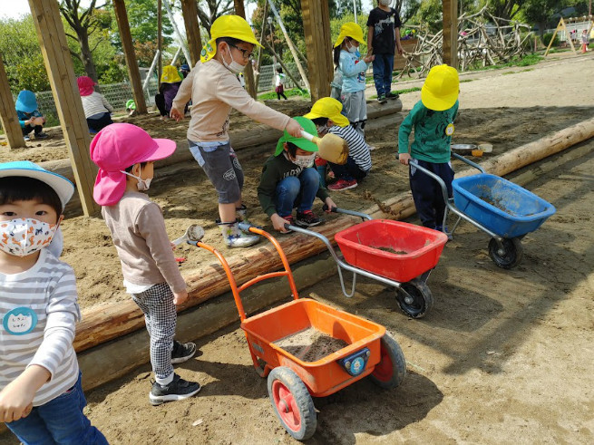 一輪、二輪カートが集結しています。土運びが大好きです