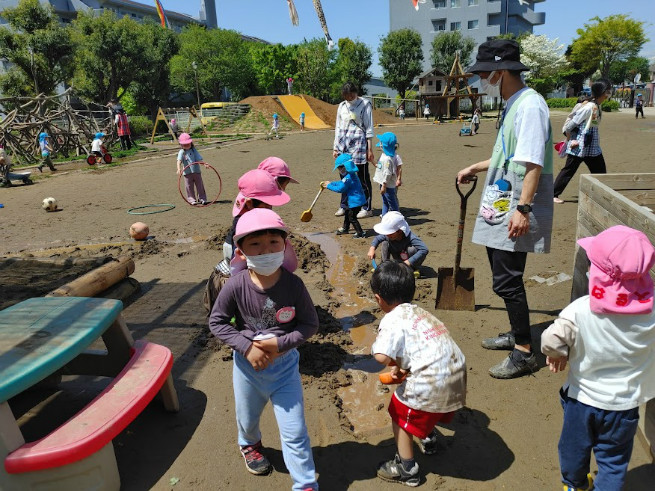 ある日の園庭、雨上がりの様子！川が？