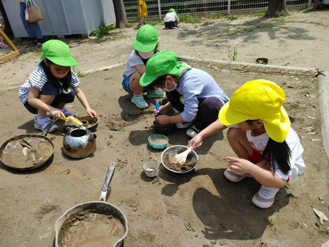 泥場も料理遊びの場に、土の感触も違いますね