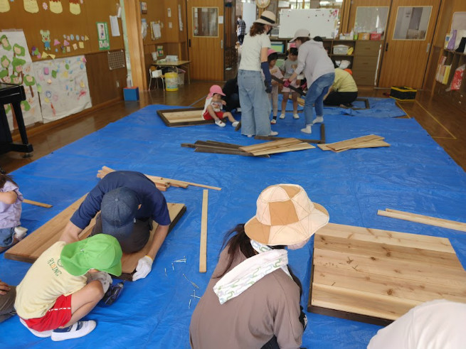 看板作業開始、保護者５グループに分かれました