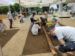 丸太皮むき作業、地道な作業です。築山の植栽や砂場に丸太を使います