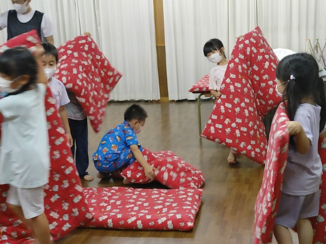 布団敷きも年長さんにとって良い勉強です！！