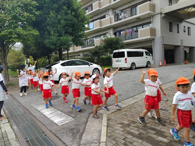 交通ルールを守りながら、車に気を付けて