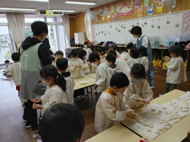 成木餅づくり、餅を適当な大きさにしていきます