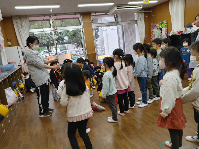 年長組から鏡餅をお裾分け、年長組には成木餅をどうぞ！！