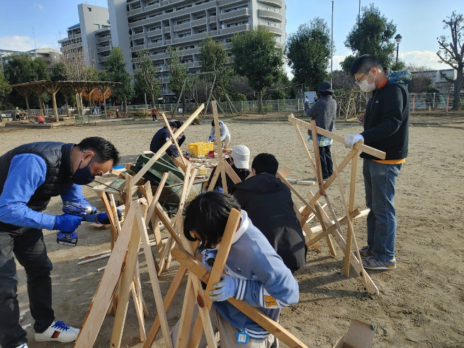 組み立て中。試行錯誤してつくっています。