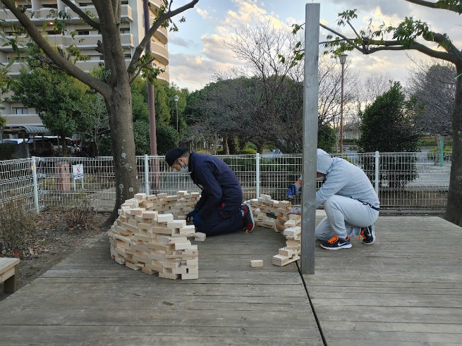 静の空間に西の原ファミリア、舞台？これからも端材を使って造ります