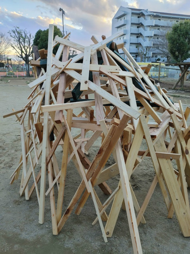 西の原鳥の巣、隠れ家にもなり、登ったりもできます