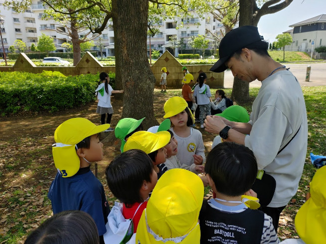 大きさ調べごっこ、自分のみつけた葉っぱで勝負！！