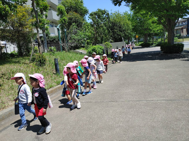 年中組　道の歩き方学んでいます