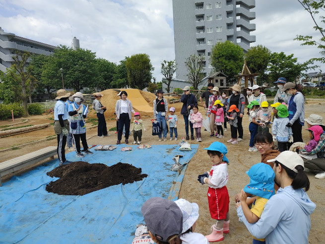 土づくり植栽グループは腐葉土運びから始まります