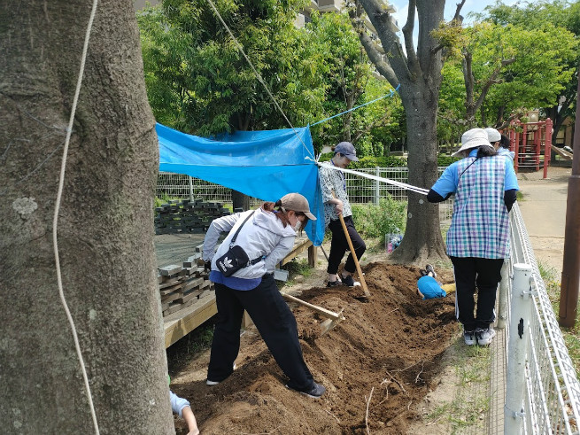 土を耕すのも根っこがあり大変