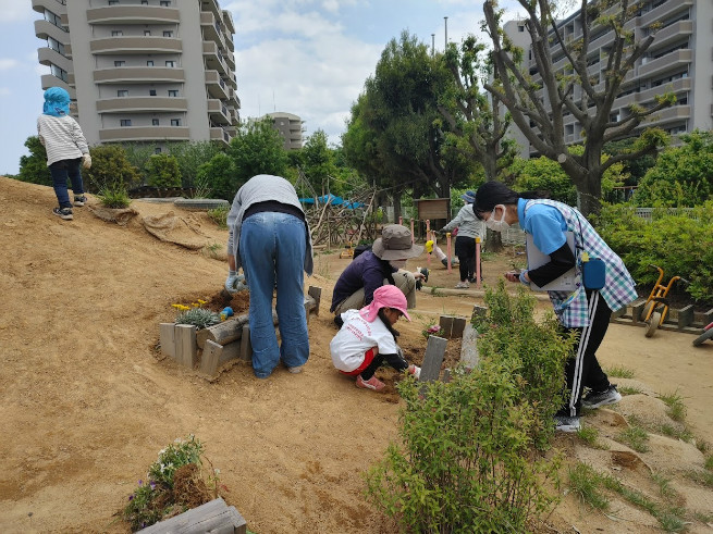 築山花壇も花の入替