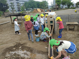 水場ポンプを泥場に向け樋で流すこと楽しいようです