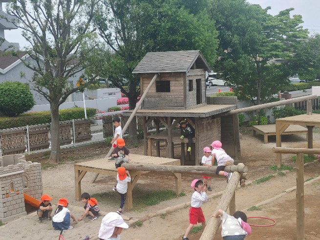 築山の上から