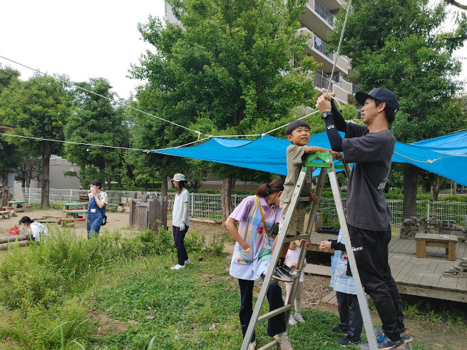 静の空間ルーフの目印貼り　子ども達手伝っています。脚立に登ってます