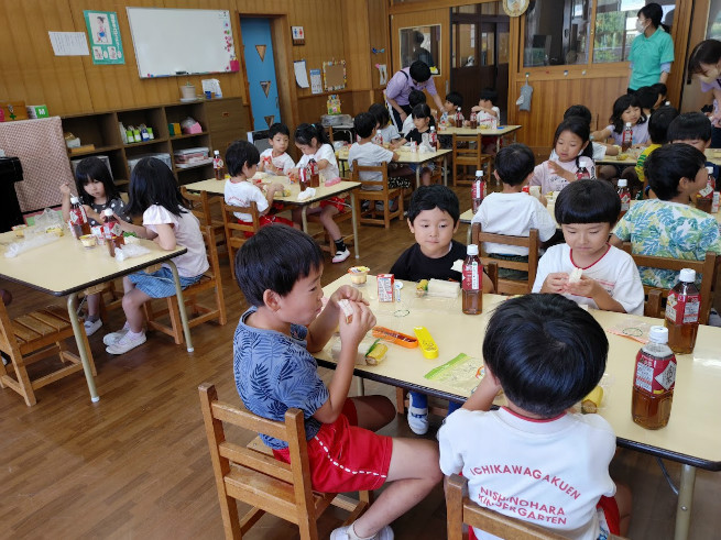 朝食タイム、自分の好きな席で。