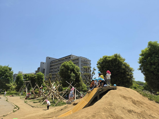 築山もこどもたちのたまり場になっています