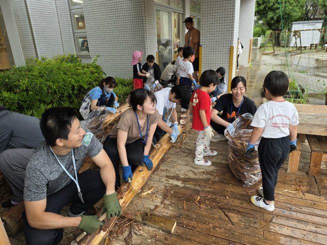 丸太の皮むきも子どもが皮を集めたり助け合って分業しています。良い体験的学びです。