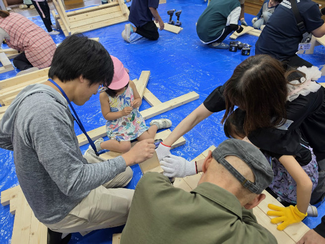 園児はお父さんにビスを渡す係、分担されてますね