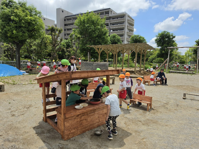 屋台はにぎわっています