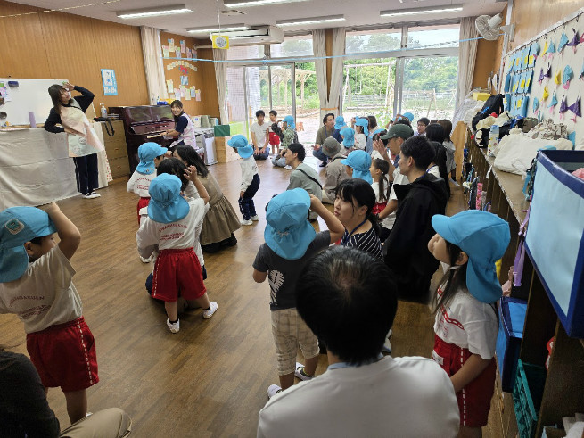 年少組は参観前にリラックス体操