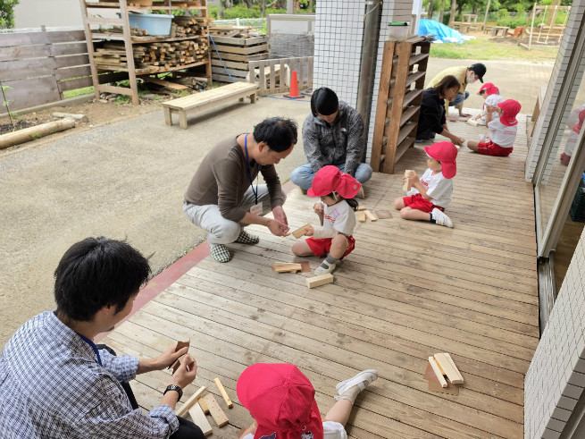 親子でやすりがけしたり触れ合っています