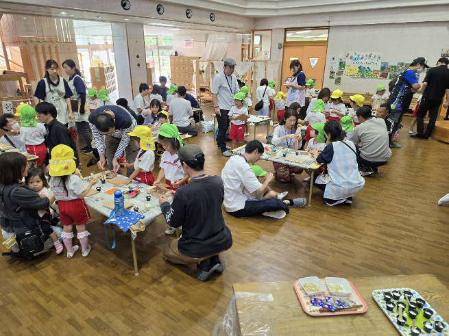 年長組は立体的なフレームを作る園児も