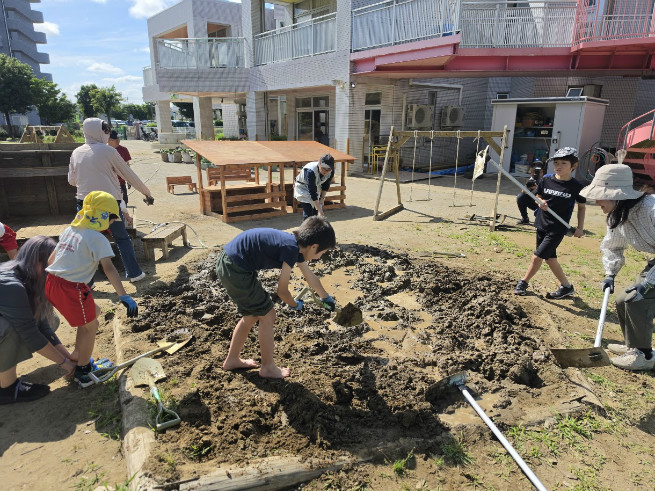 メンテナンス泥場づくり　卒園生もきてくれました