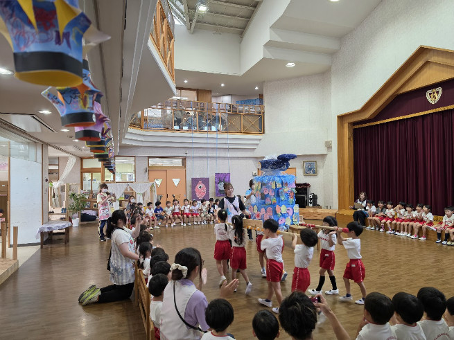 年長組が神輿を担ぎました。年長組作製