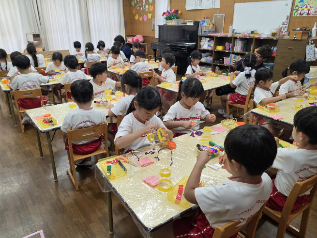 ランタンづくり、集中して色とりどりのセロファンをつけています