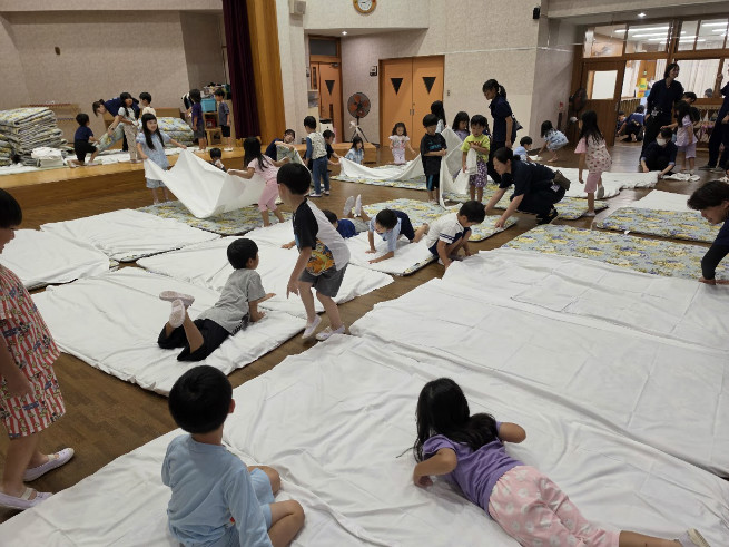 布団敷きはお友だちとの共同作業です