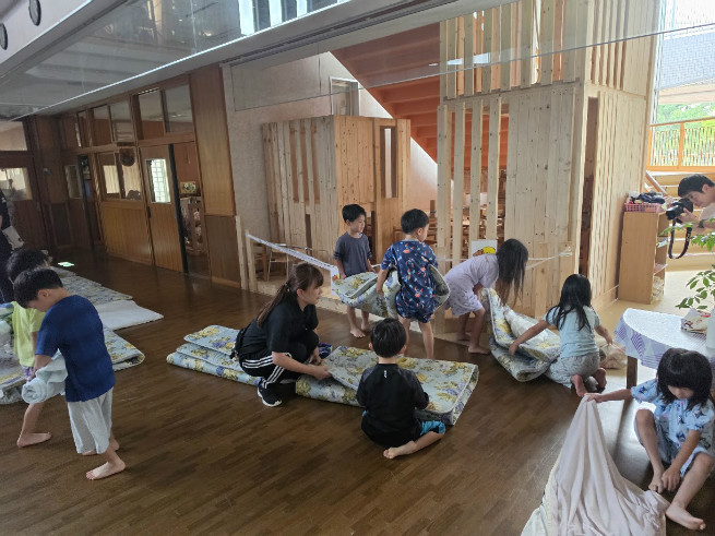 シーツと布団を畳みます。みんなで運びます