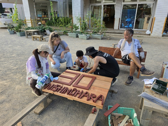 ３０周年看板づくりも端材を使って工夫しています