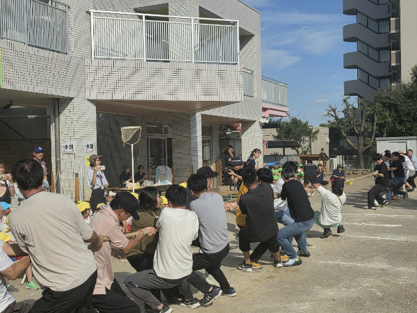 保護者同士の綱引きは白熱しました、男児もみじ組の保護者が強かった