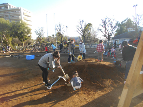 新しく入った土を園庭に運んでいます(1)