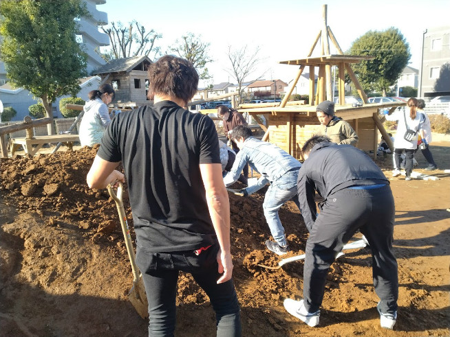 築山穴掘り作業