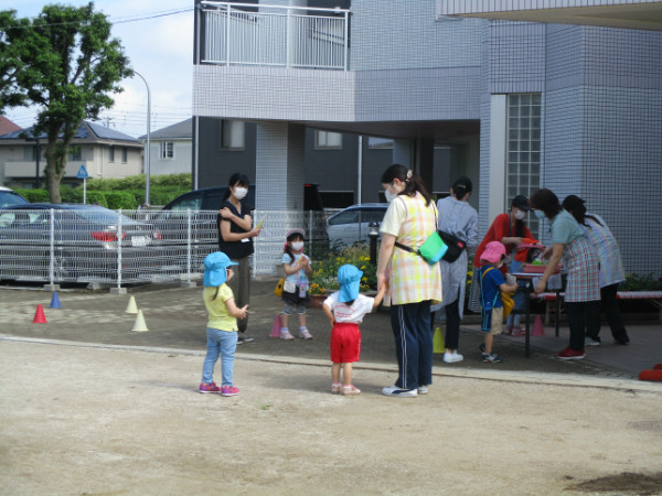 玄関前で、消毒・検温表のチェックをします。