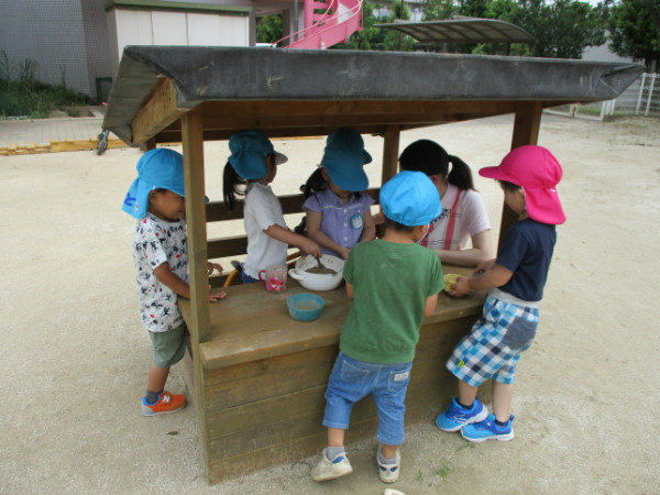 年少さん　屋台でご飯づくりです。